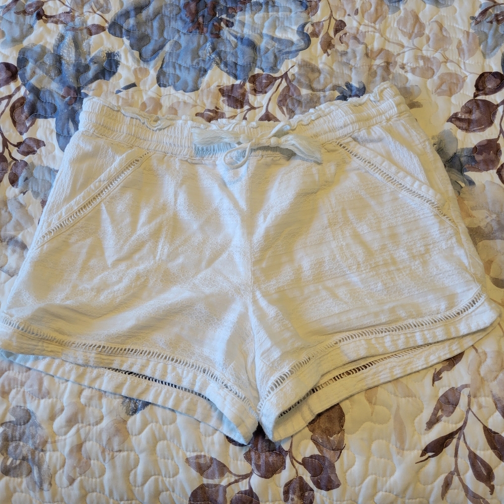 Medium white shorts (Maurices)